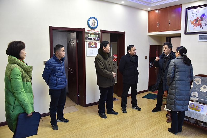 ‘ky.com’米切尔单节10分带伤作战 戈贝尔陷犯规无存在感(图1)